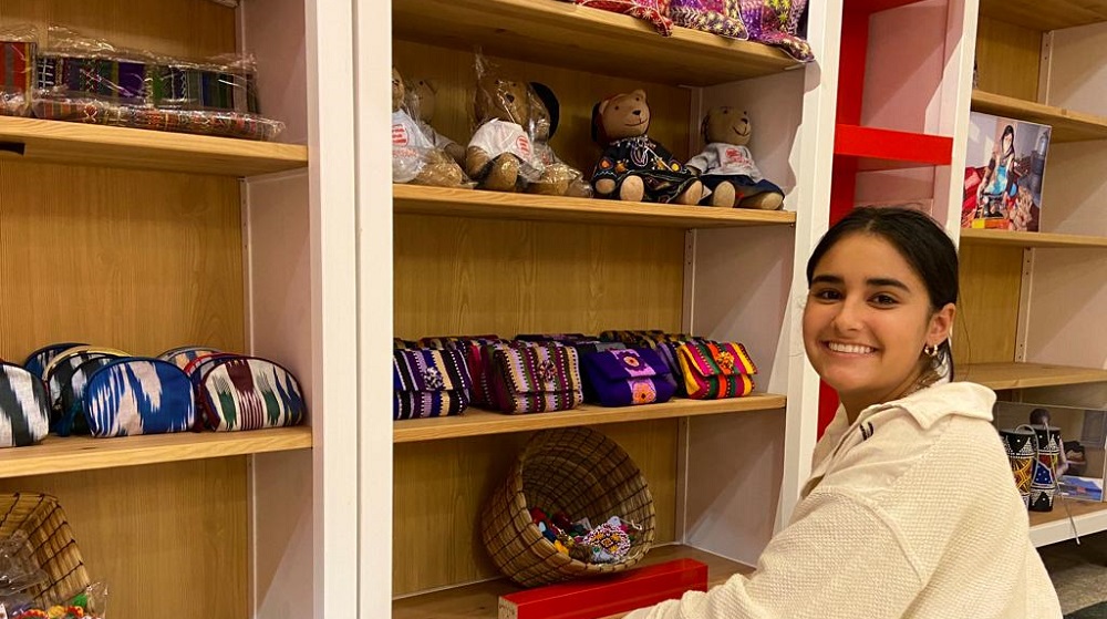 Student works at the Christmas market of the humanitarian association Emergency